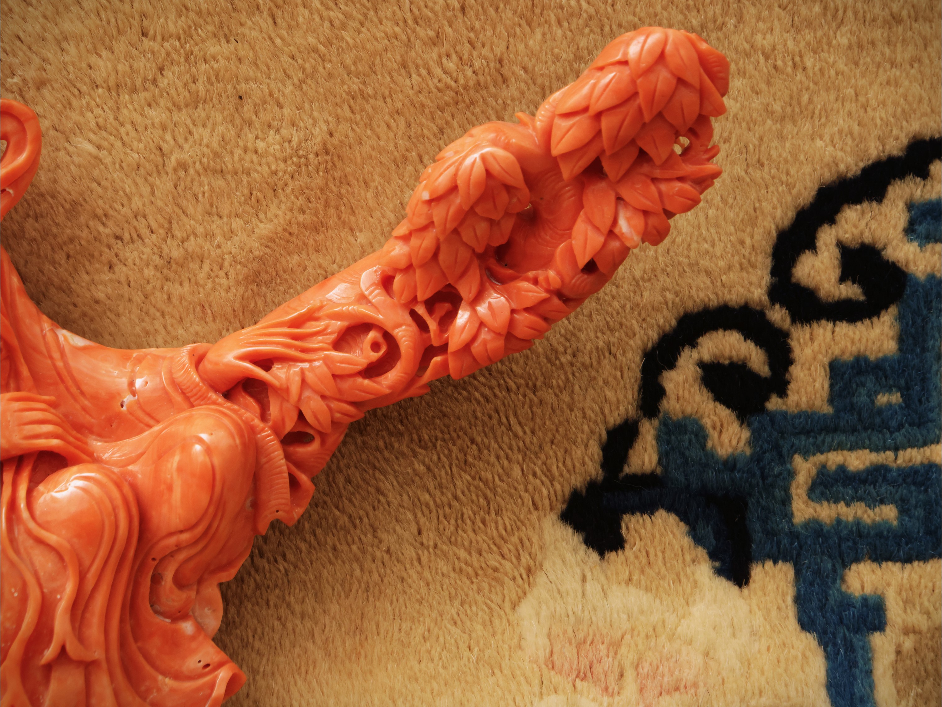 Figura di donna seduta in corallo inciso, Cina, dinastia Qing