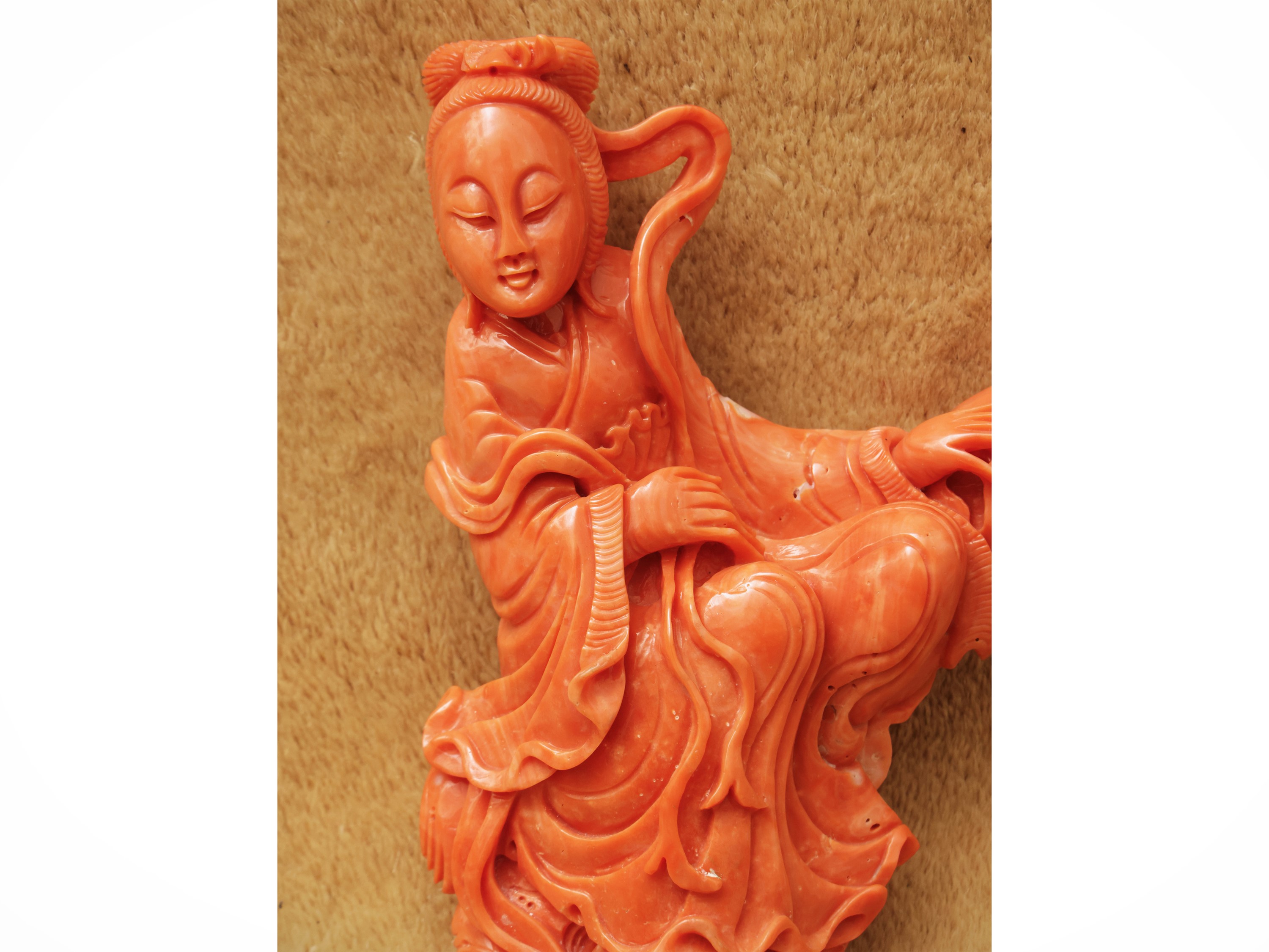 Figura di donna seduta in corallo inciso, Cina, dinastia Qing