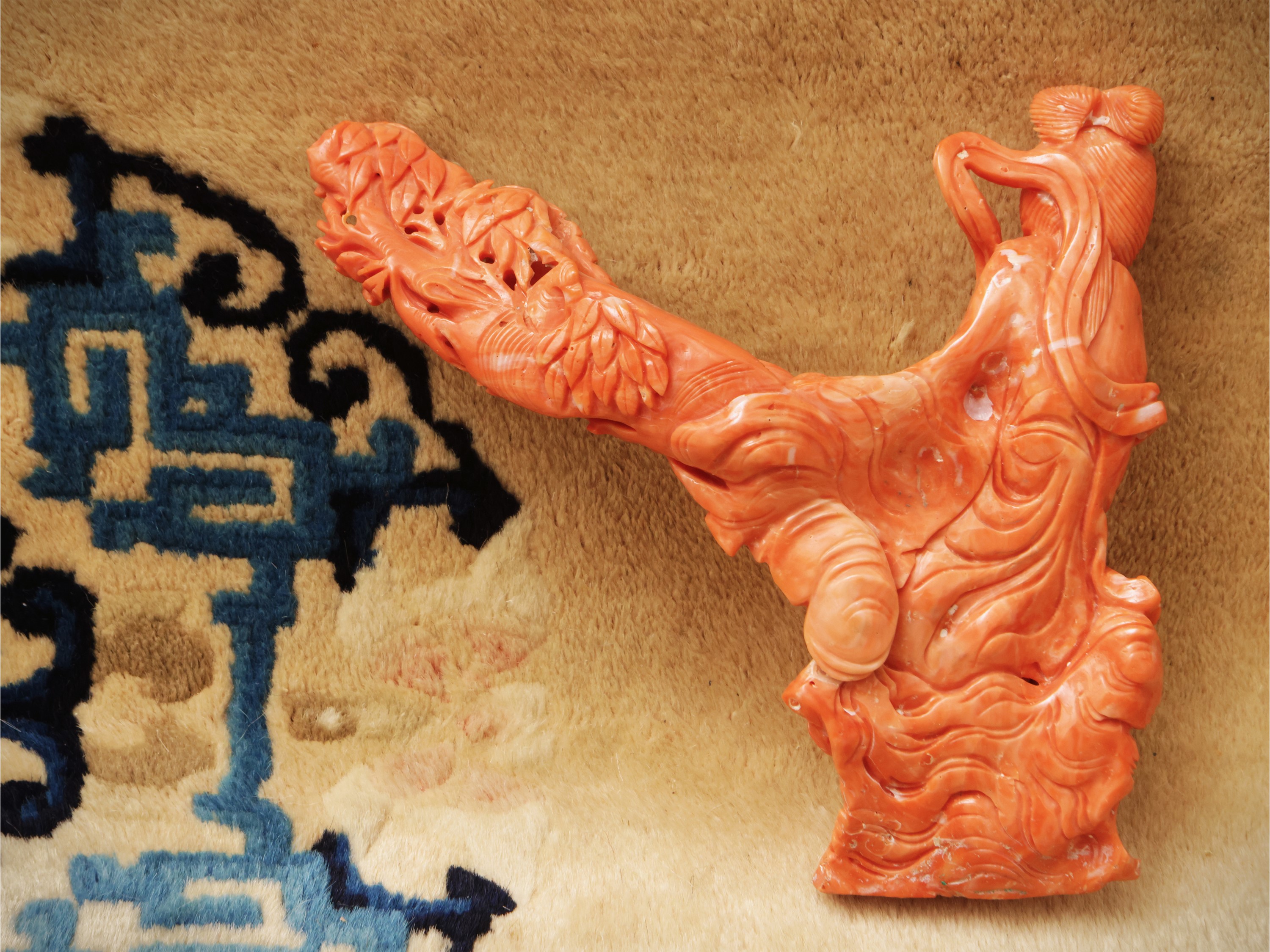 Figura di donna seduta in corallo inciso, Cina, dinastia Qing