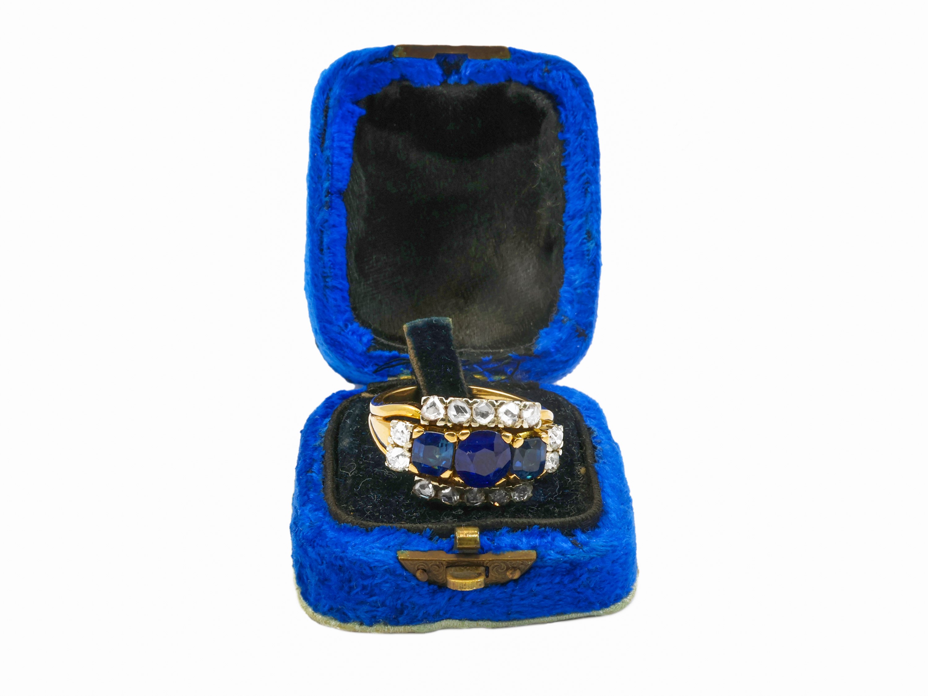 Anello trilogy a fascia in oro bianco con diamanti e zaffiri