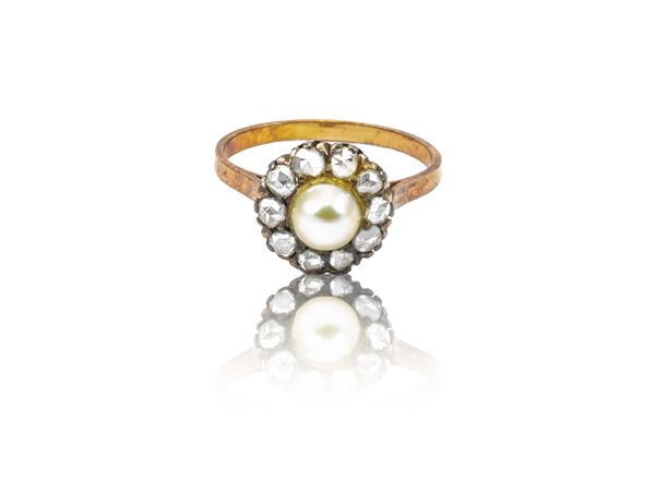 Anello a margherita in oro giallo e argento con diamanti e perla