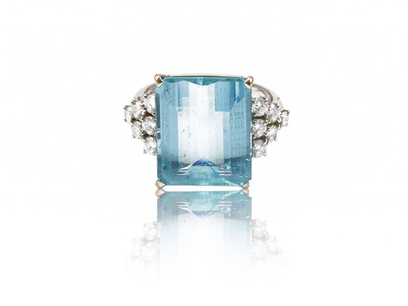 Anello in oro bianco con diamanti e acquamarina, ct 8,20 e ct 0,70