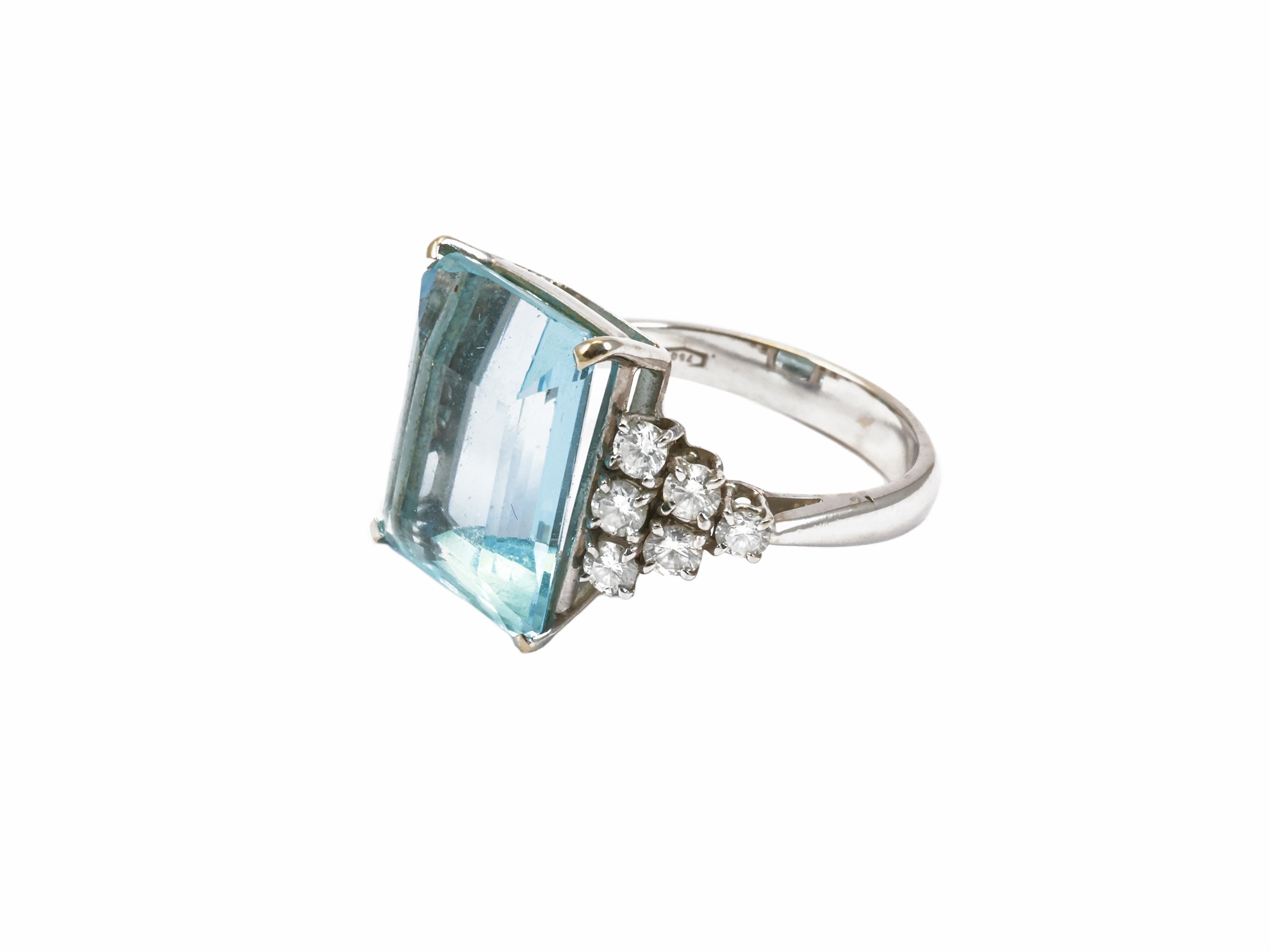 Anello in oro bianco con diamanti e acquamarina, ct 8,20 e ct 0,70