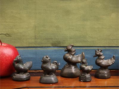 Cinque pesi in bronzo raffiguranti volatili e animali