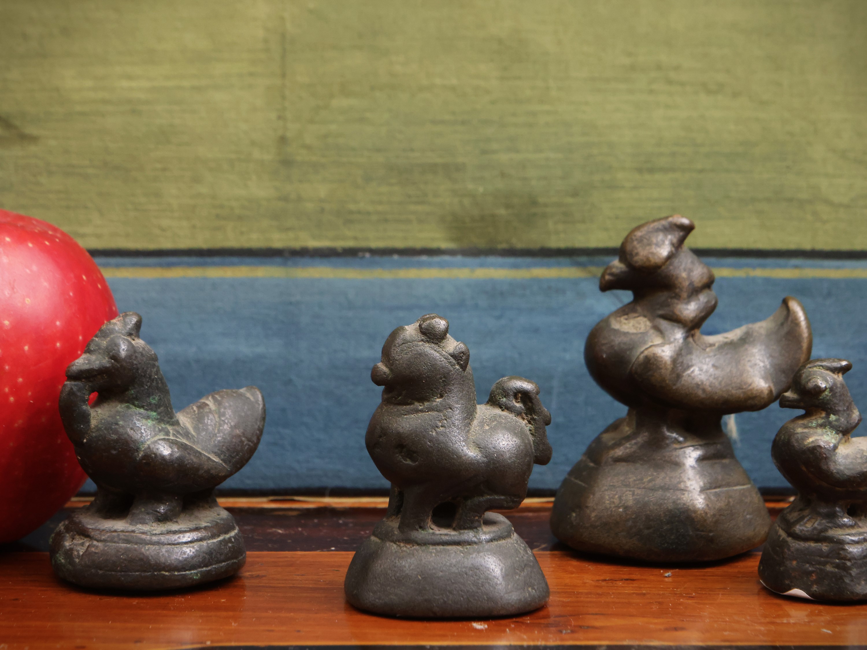 Cinque pesi in bronzo raffiguranti volatili e animali