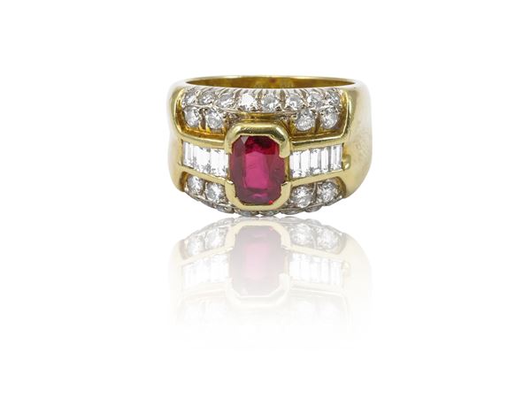 Anello a fascia in oro giallo con diamanti e rubino