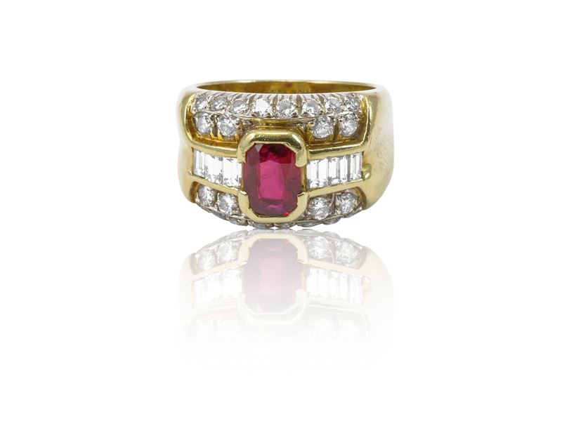 Anello a fascia in oro giallo con diamanti e rubino