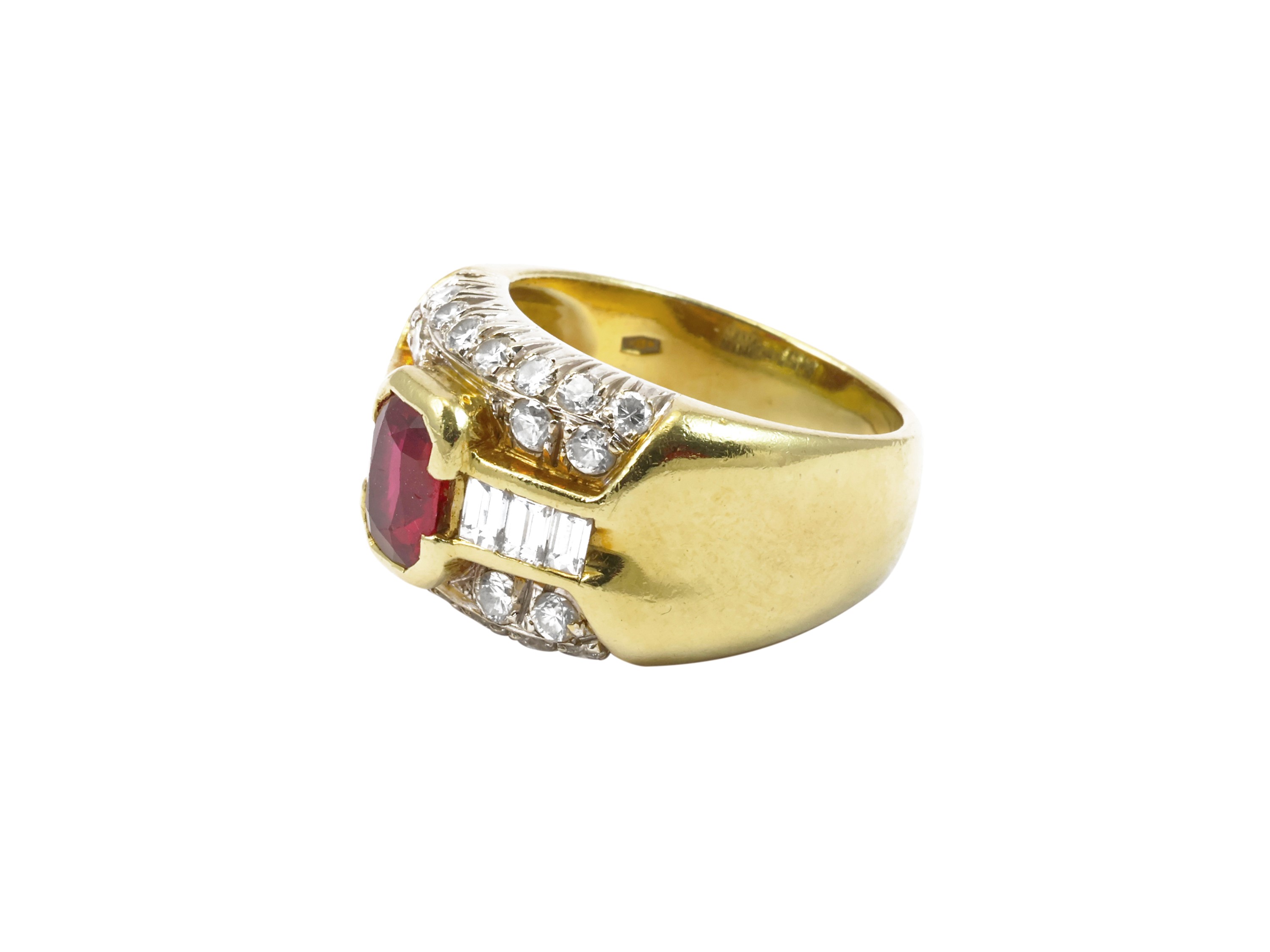 Anello a fascia in oro giallo con diamanti e rubino