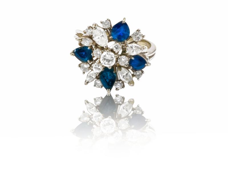 Anello in oro bianco con diamanti e zaffiri