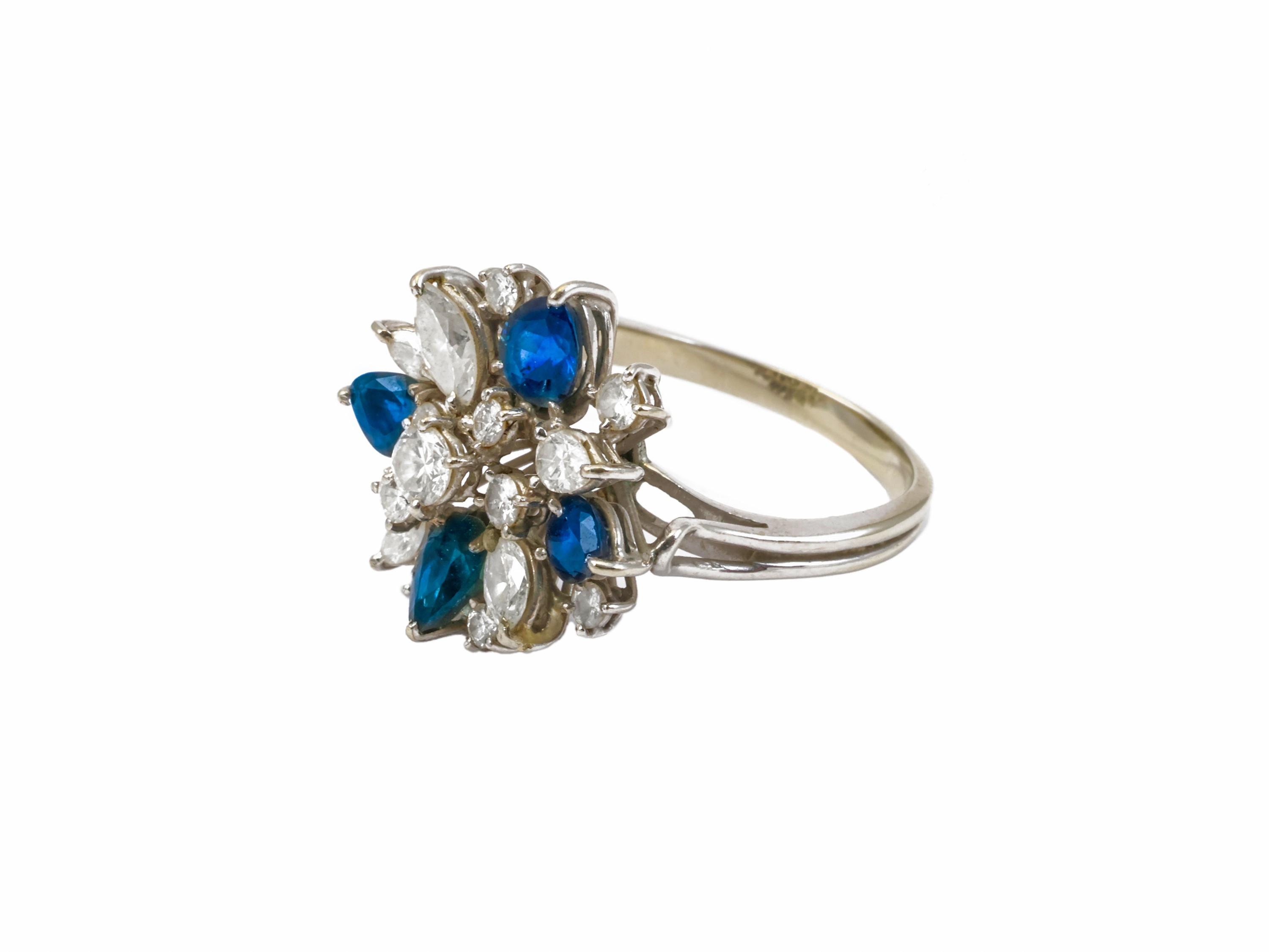 Anello in oro bianco con diamanti e zaffiri