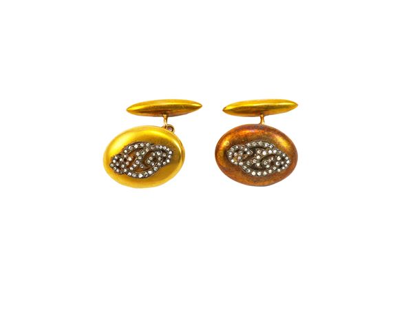 Antique cufflinks in yellow gold and silver with rose-cut diamonds