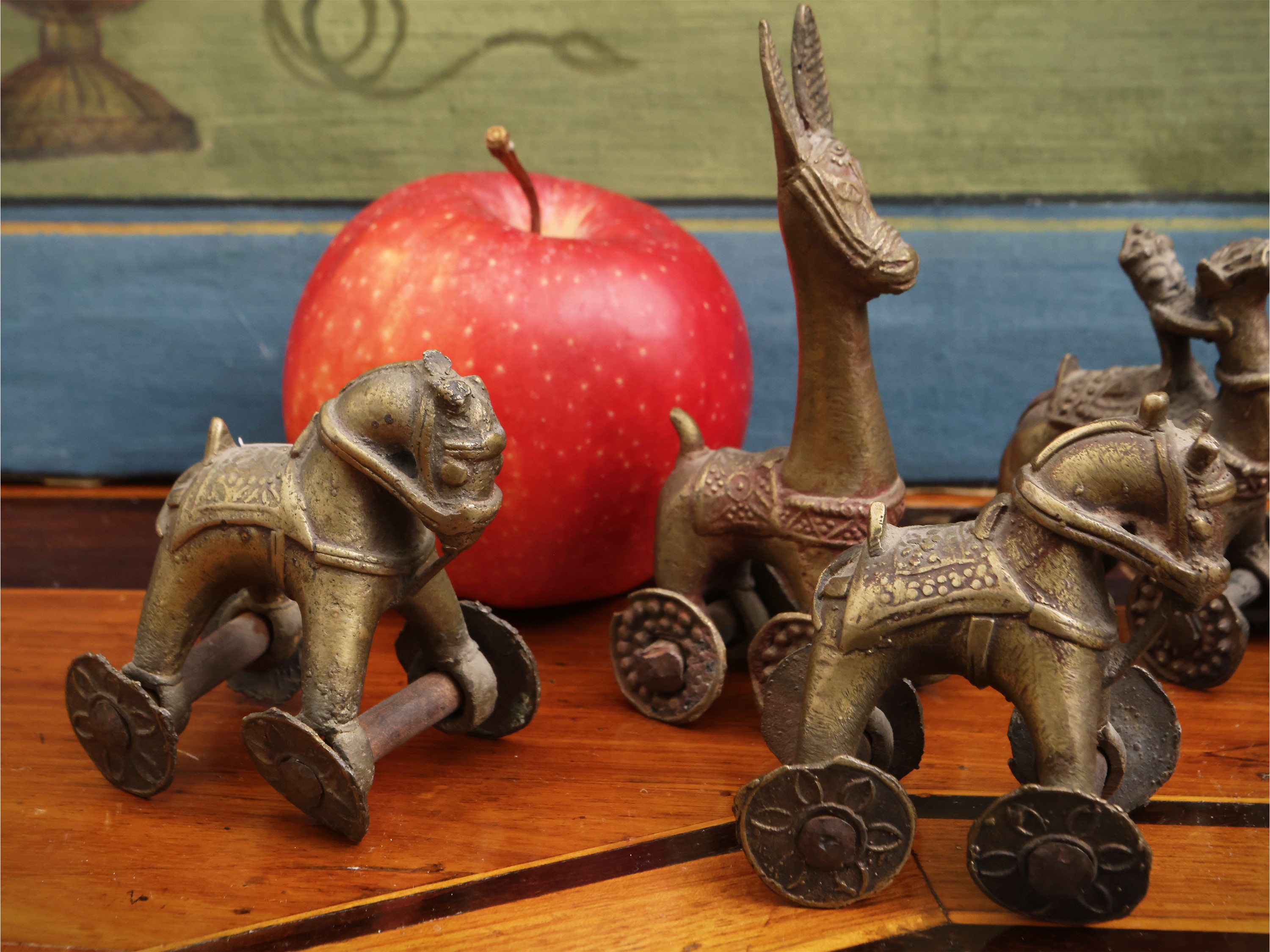 Sette Piccole Sculture Votive in Metallo