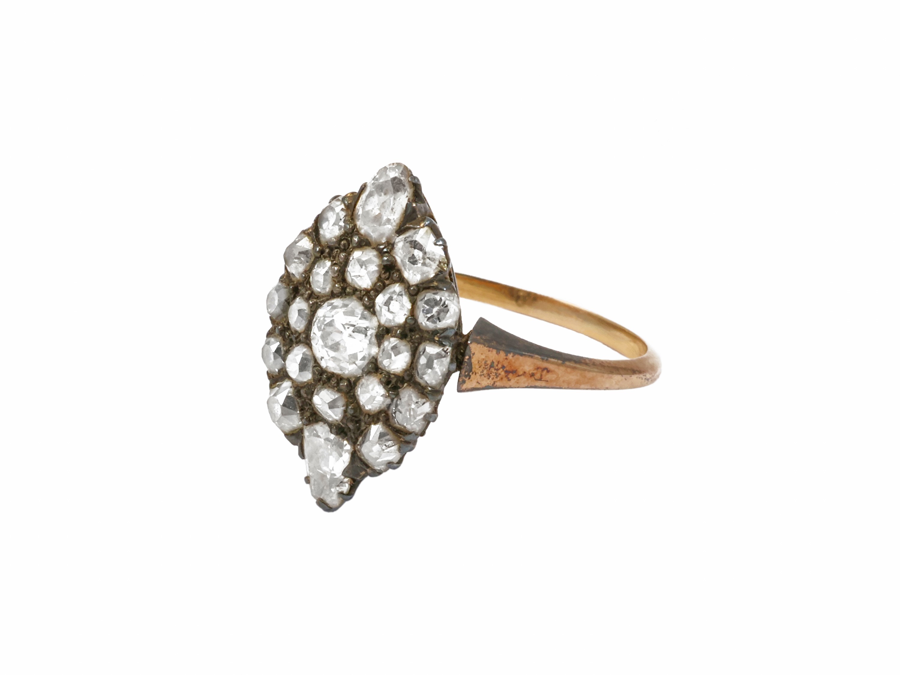 Anello a losanga in oro rosso e argento con diamanti