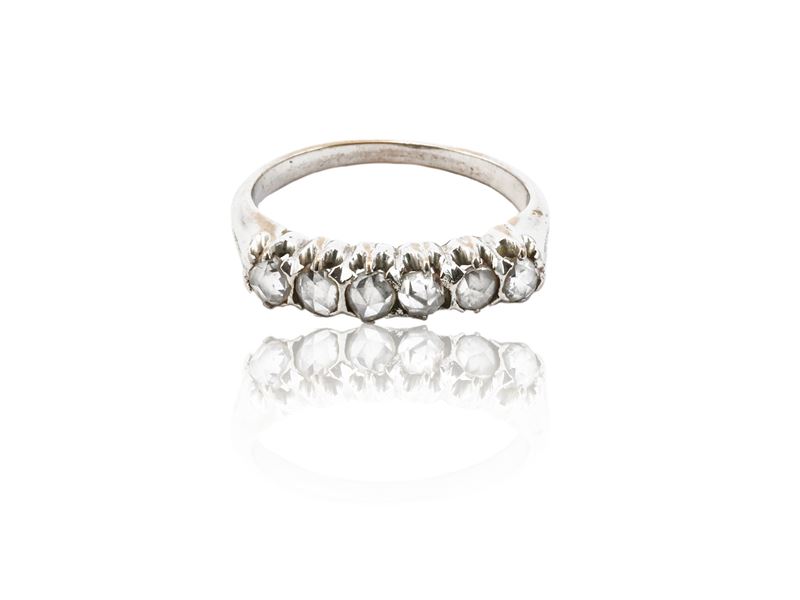 Anello rivière in oro bianco con diamanti