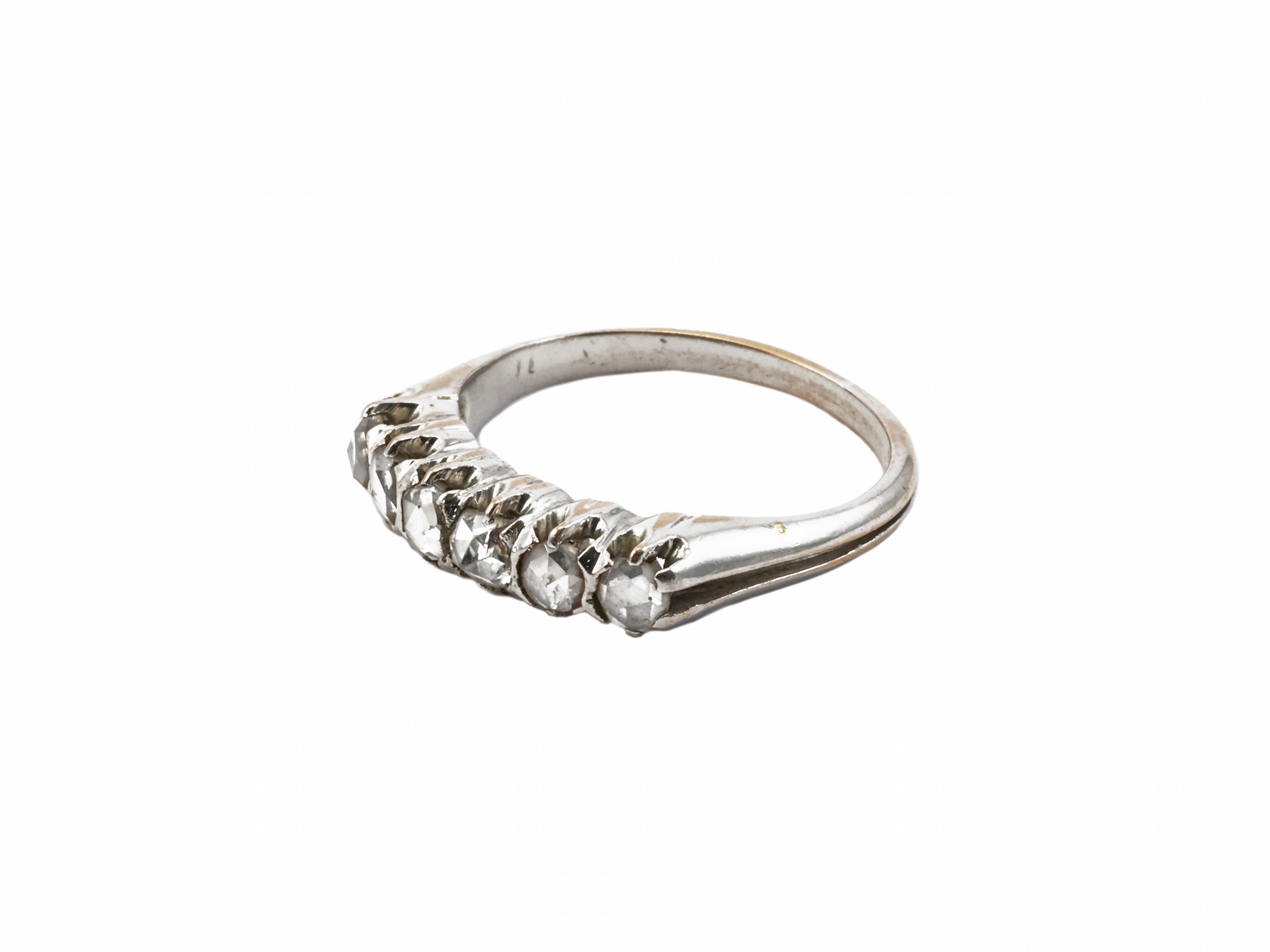 Anello rivière in oro bianco con diamanti