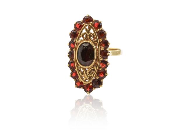 Anello in oro giallo 18Kt e granati