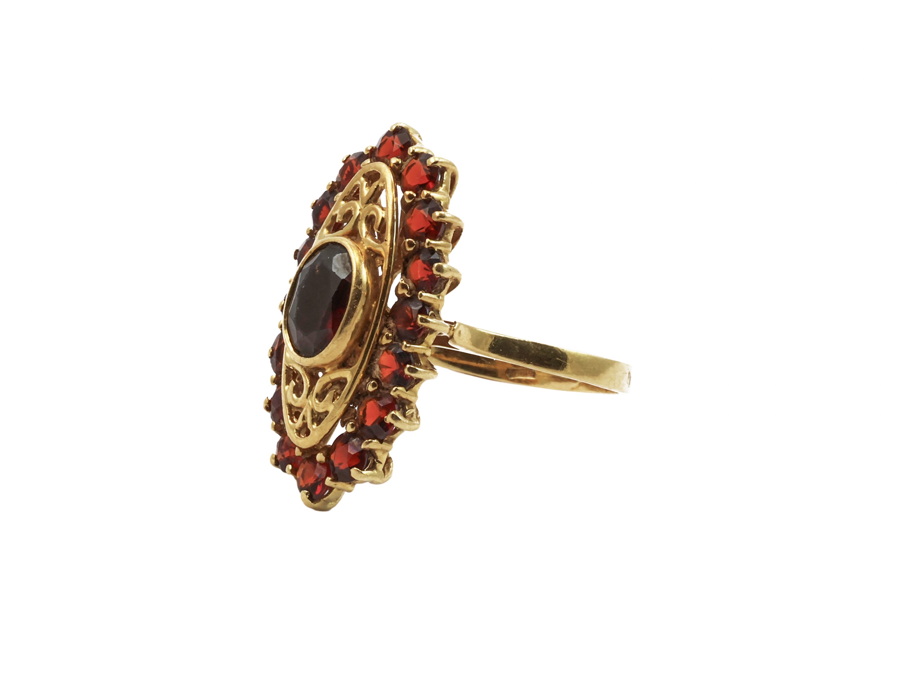 Anello in oro giallo 18 kt con granati, anni '60