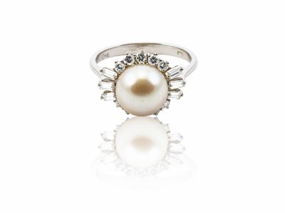 Anello solitario in oro bianco con diamante e perla coltivata, anni Sessanta/Settanta