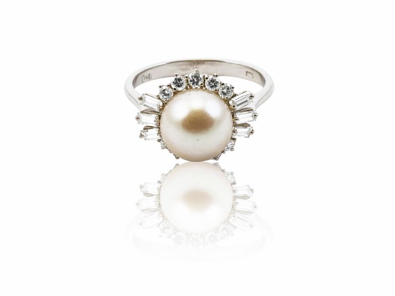 Anello solitario in oro bianco con diamante e perla coltivata, anni Sessanta/Settanta