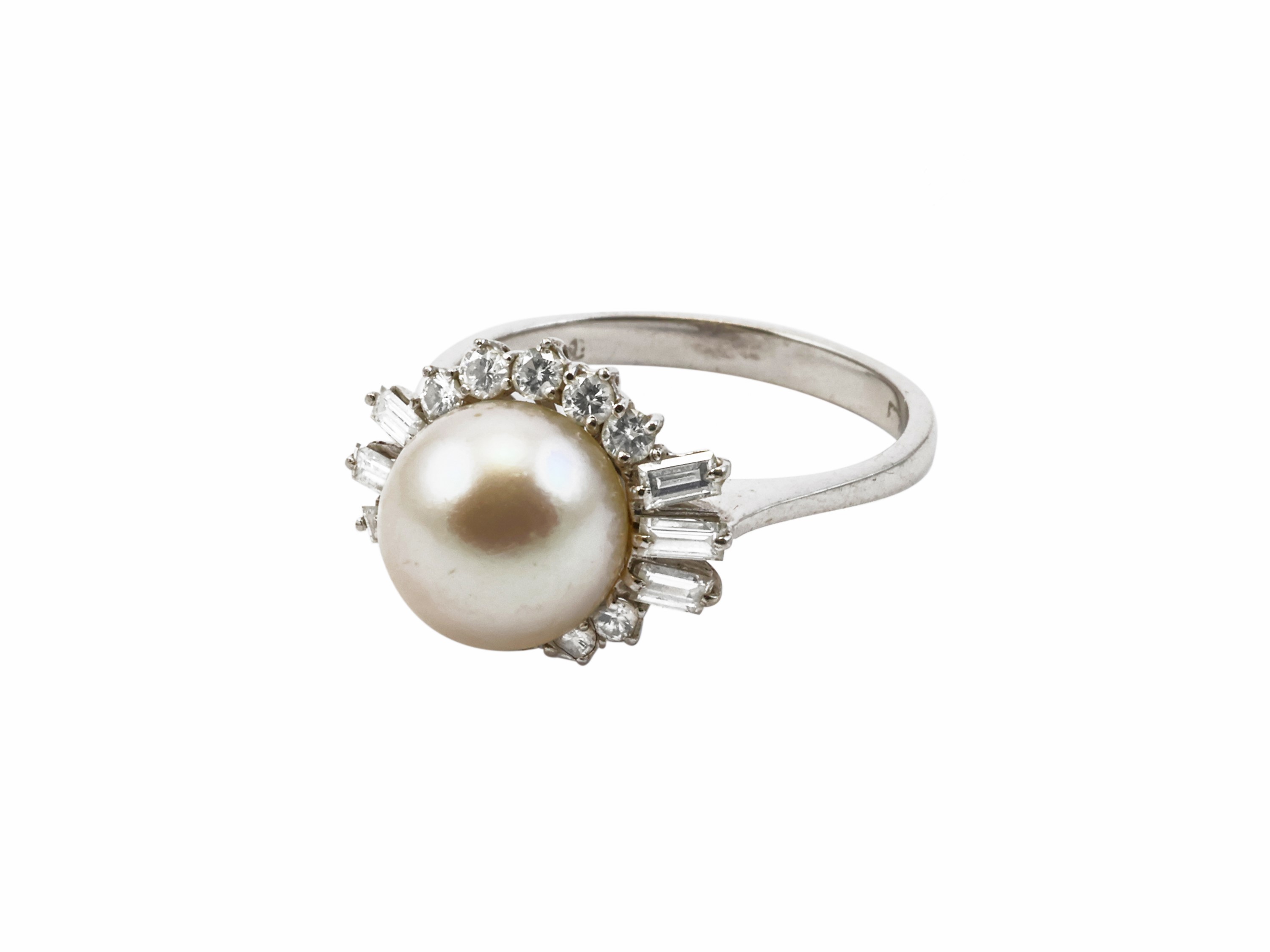 Anello solitario in oro bianco con diamante e perla coltivata, anni Sessanta/Settanta