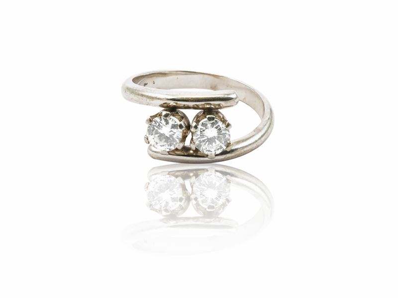 Anello intreccio in oro bianco con diamanti