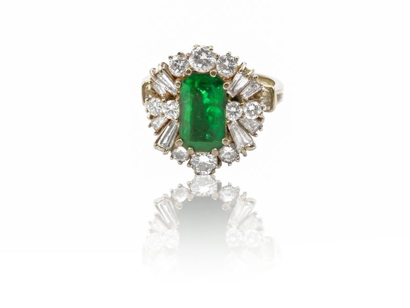 Anello margherita in oro bianco con diamanti e smeraldo
