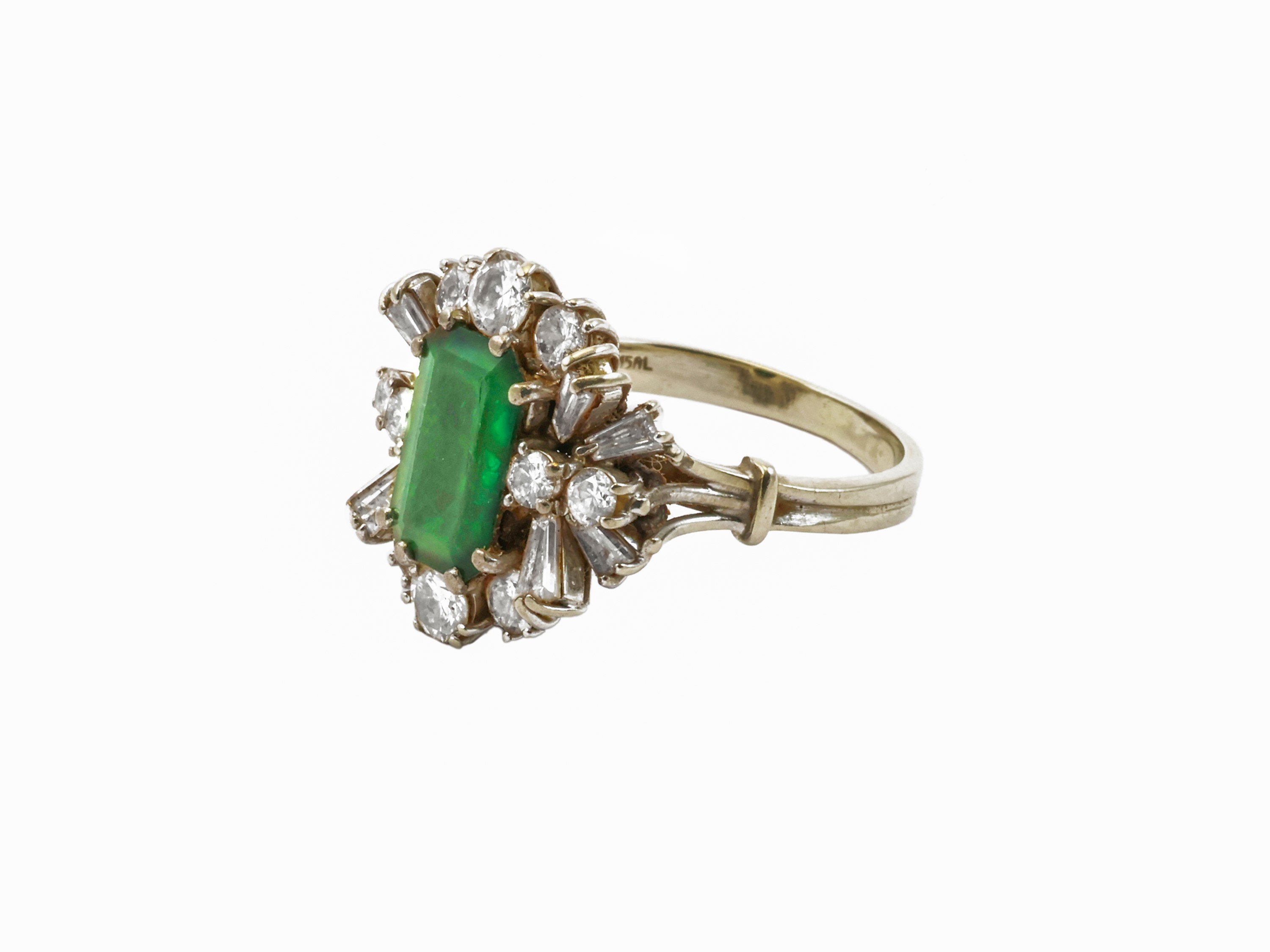 Anello margherita in oro bianco con diamanti e smeraldo