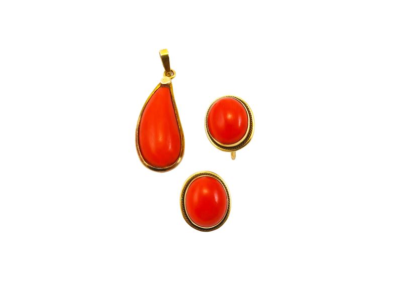 Parure di orecchini e pendente in oro giallo con coralli rosso arancio