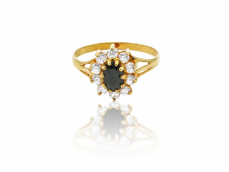 Anello margherita in oro giallo con zaffiro e zirconie cubiche