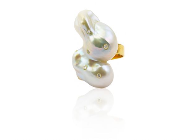 Anello in oro giallo con grande perla scaramazza e diamanti