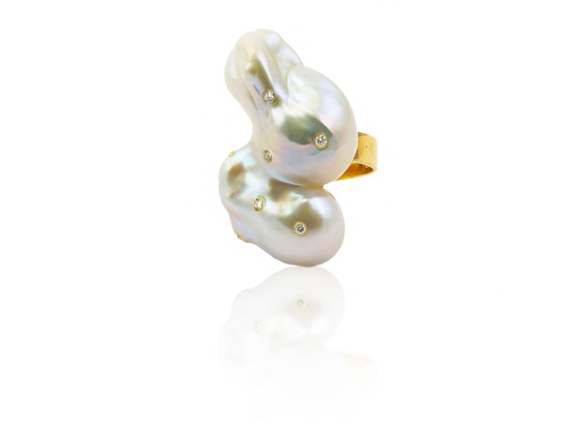 Anello in Oro Giallo con Grande Perla Scaramazza e Diamanti