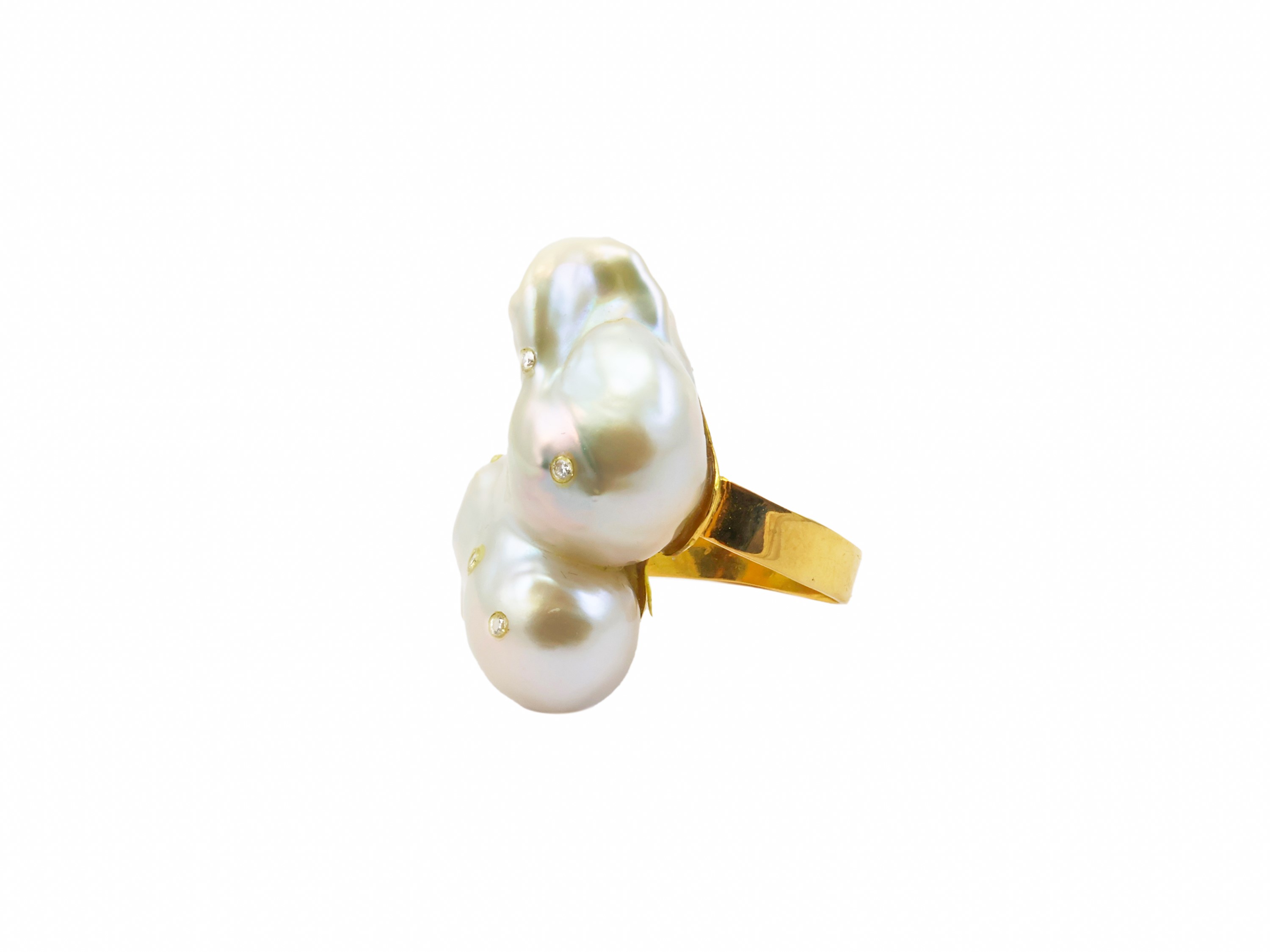 Anello in Oro Giallo con Grande Perla Scaramazza e Diamanti