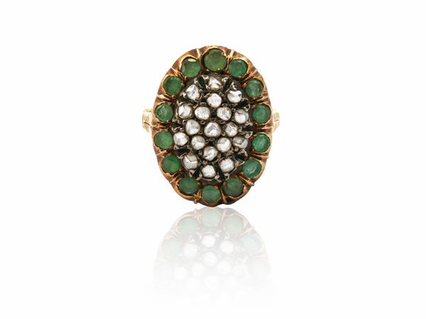 Anello in oro e argento con smeraldi e diamanti