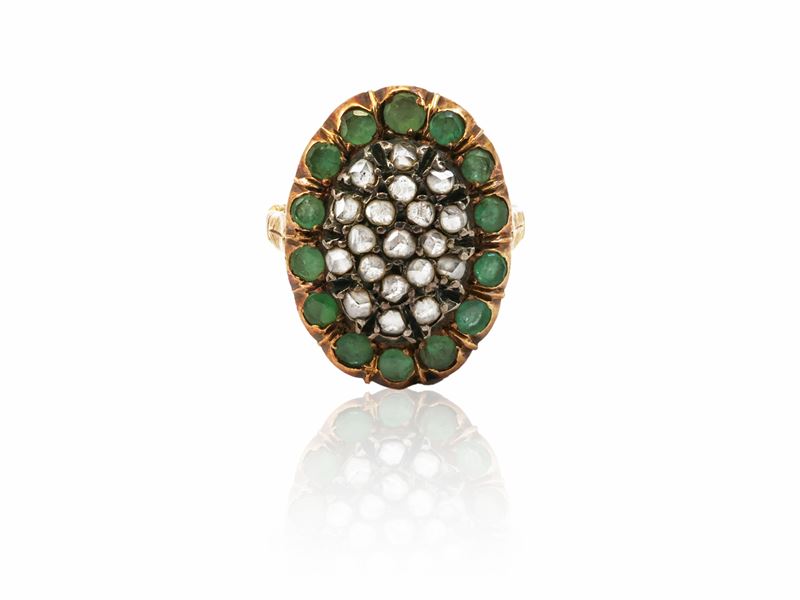 Anello in oro e argento con smeraldi e diamanti