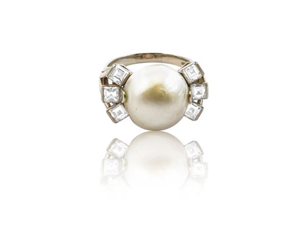 Anello in oro bianco con perla e diamanti