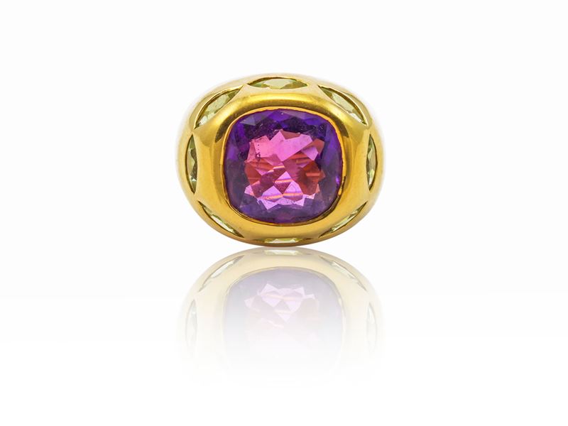 Anello a fascia bombata in oro giallo con ametista e peridoti