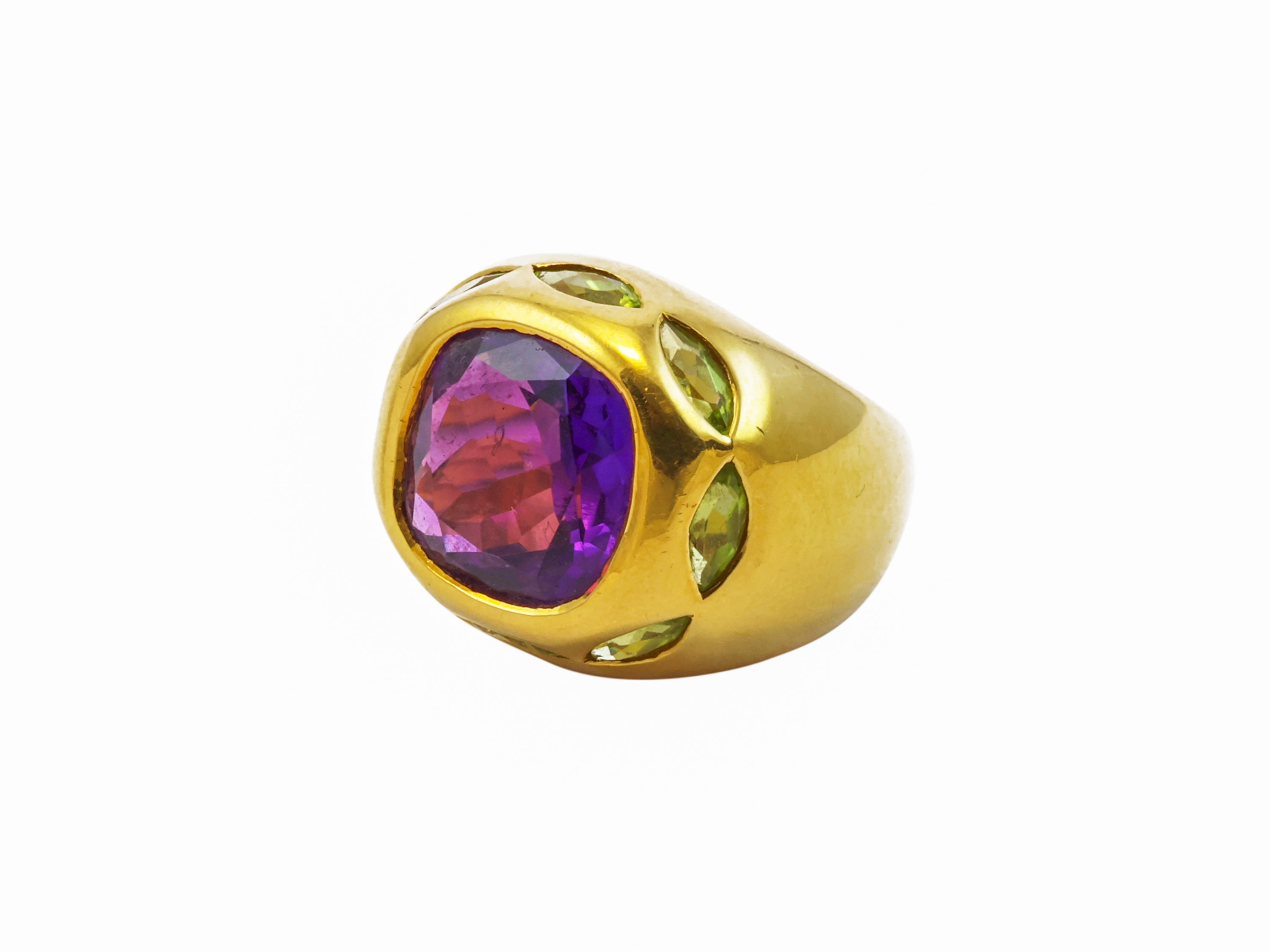 Anello a fascia bombata in oro giallo con ametista e peridoti