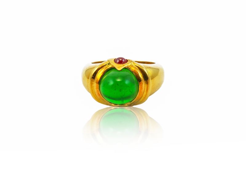 Anello in oro giallo con rubini cabochon e pasta vitrea verde