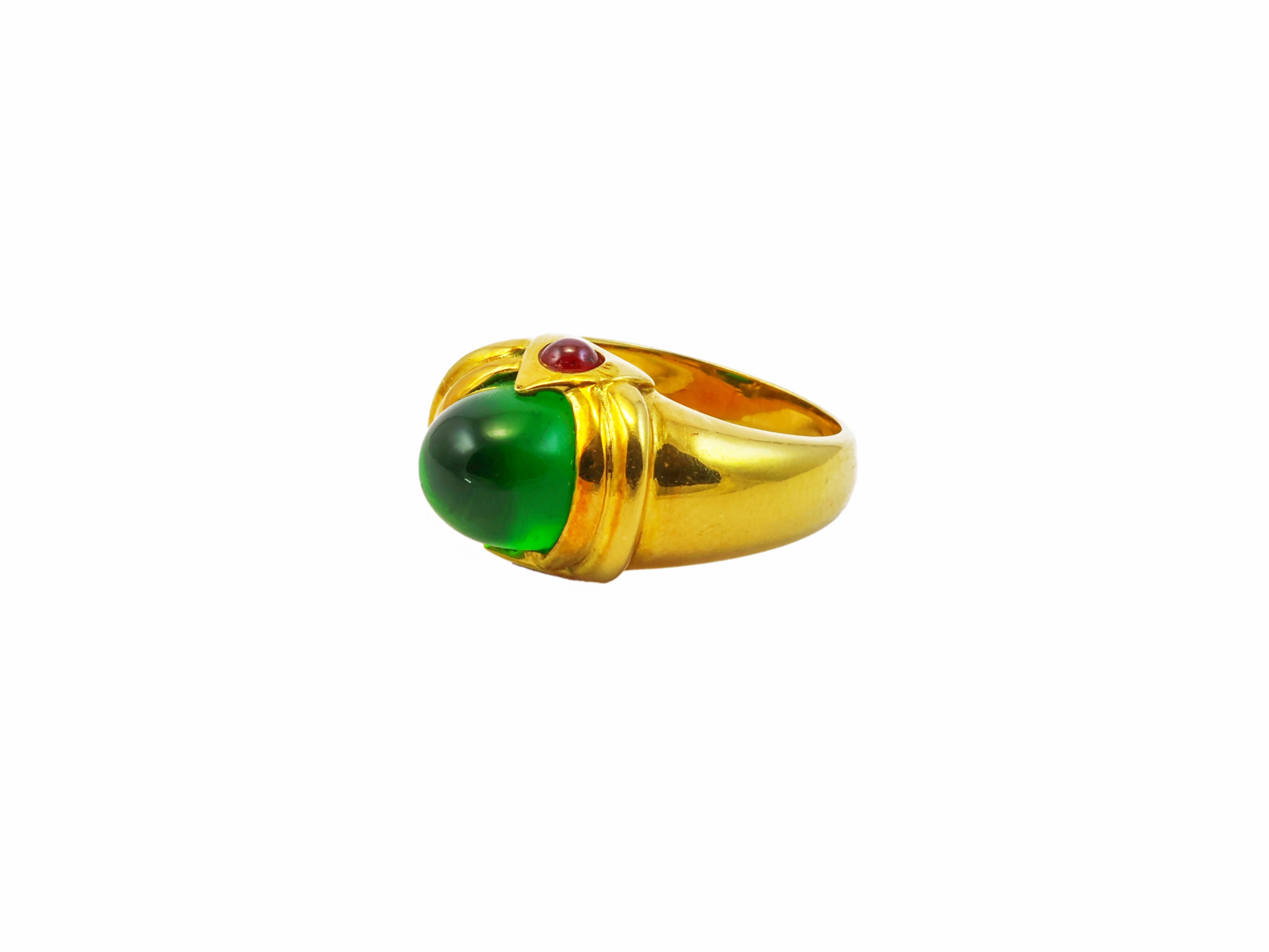Anello in oro giallo con rubini cabochon e pasta vitrea verde