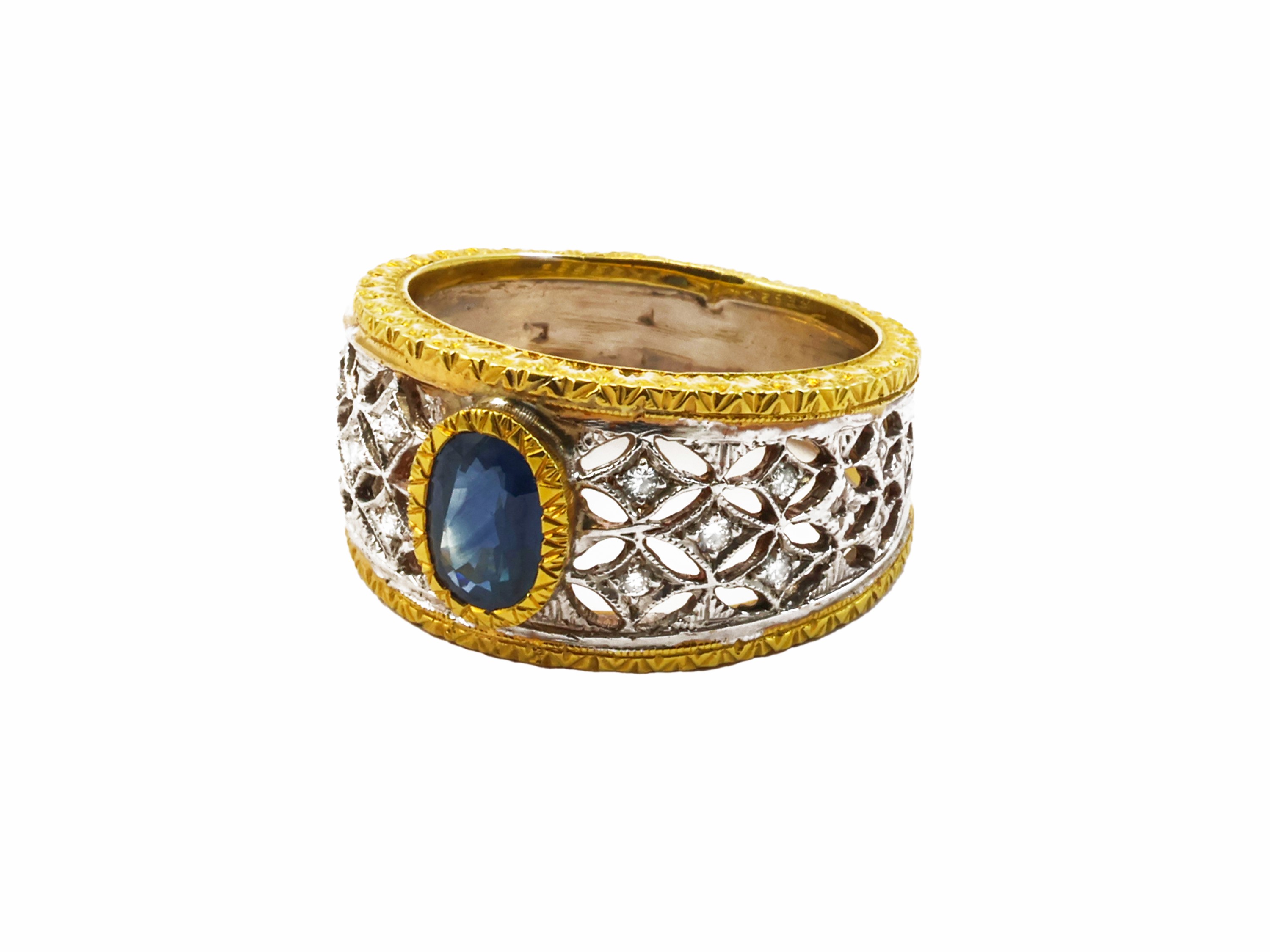 Anello a fascia in oro giallo e bianco con diamanti e zaffiro
