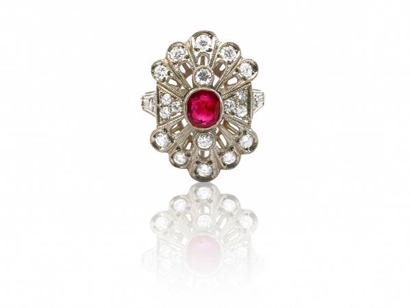 Anello in stile Decò in platino con diamanti e rubino