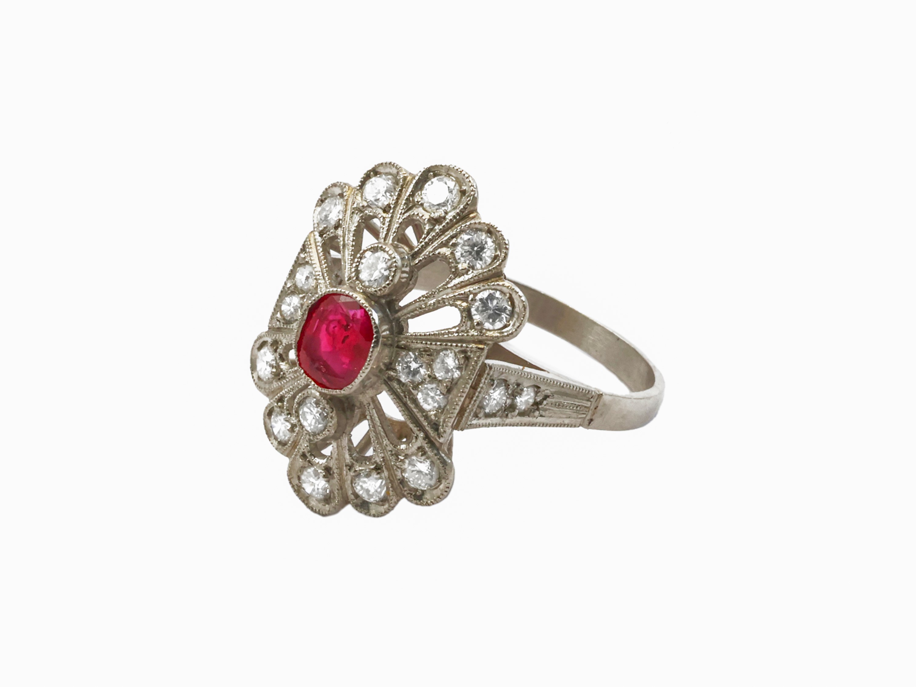 Anello in stile Decò, platino con diamanti e rubino taglio a cuscino