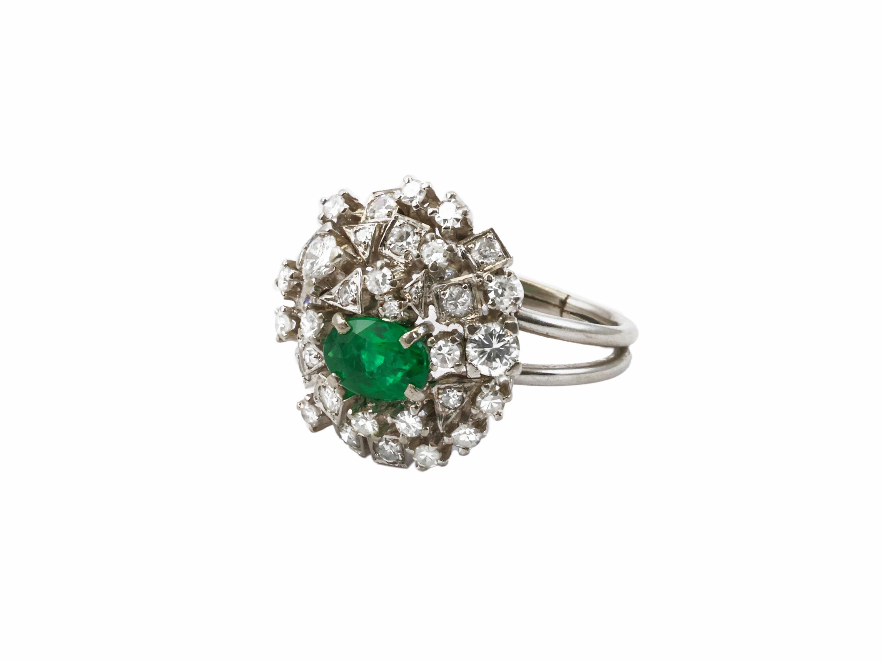 Anello in oro bianco con diamanti e smeraldo