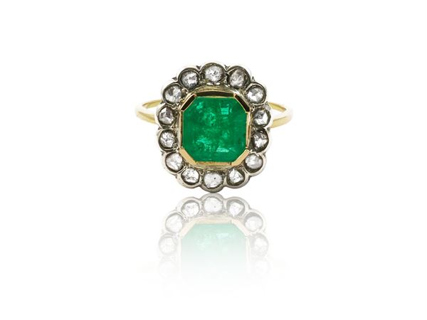 Anello margherita in oro giallo e argento con smeraldo e diamanti
