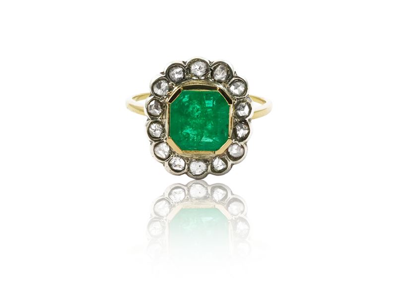 Anello margherita in oro giallo e argento con smeraldo e diamanti