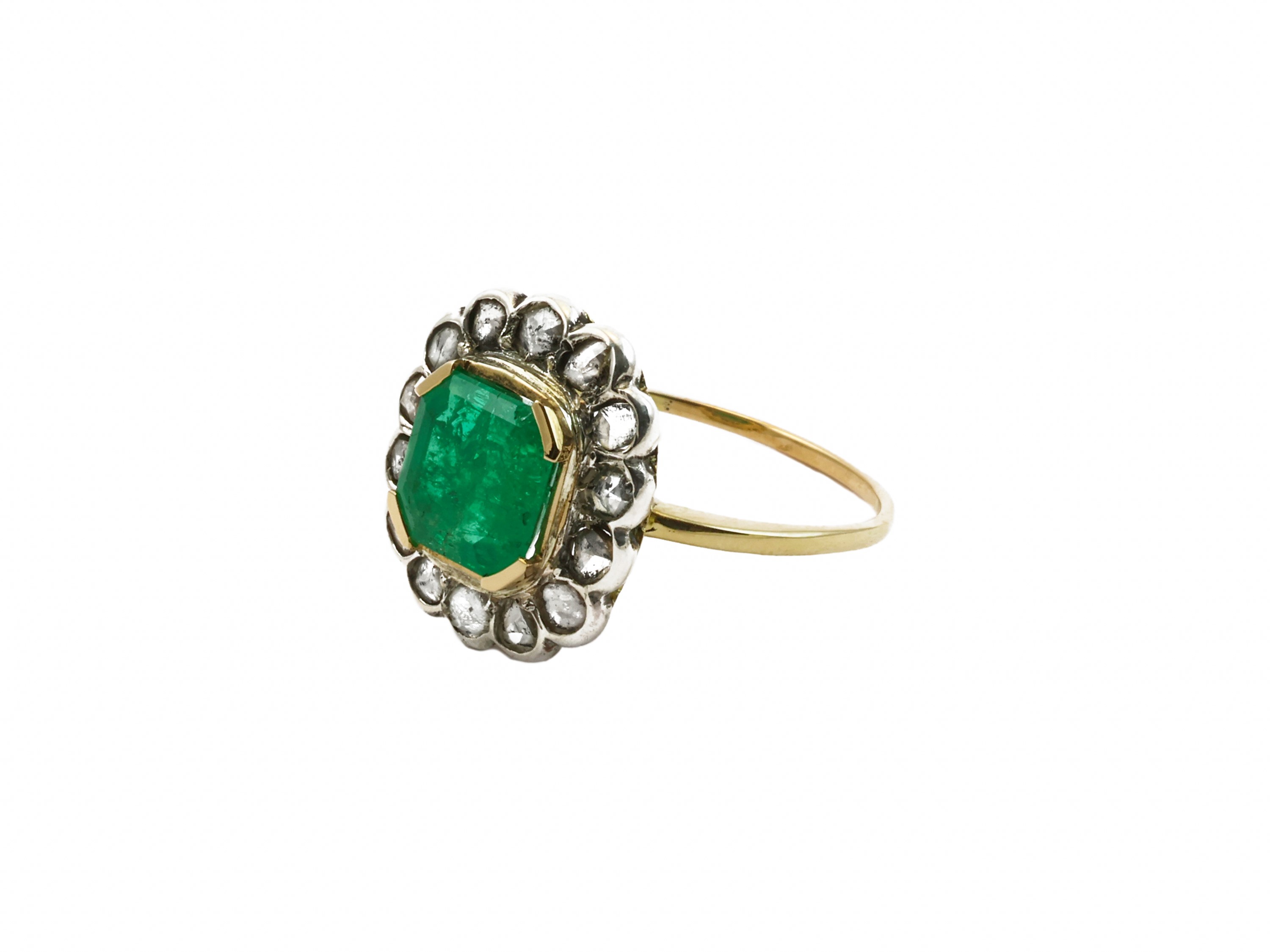 Anello margherita in oro giallo e argento con smeraldo e diamanti