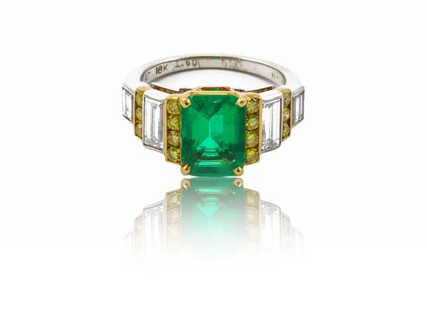 Anello in platino e oro giallo con smeraldo e diamanti