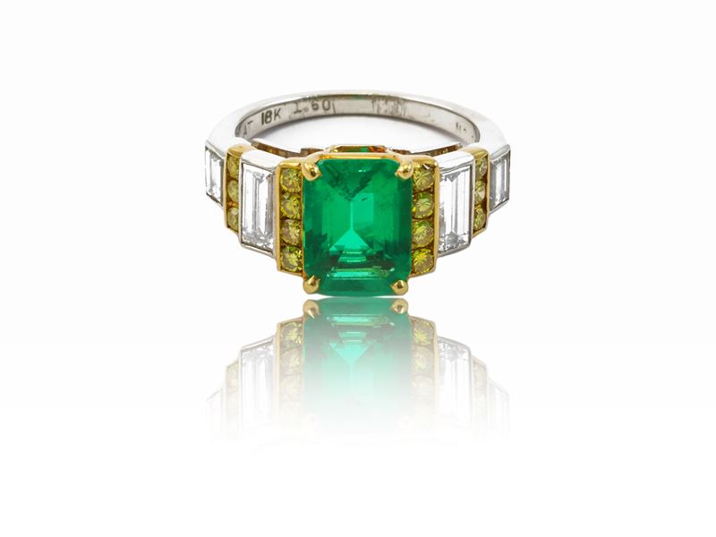 Anello in platino e oro giallo con smeraldo e diamanti