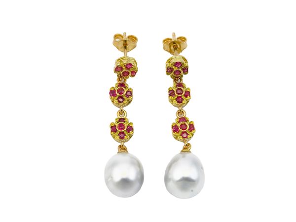 Orecchini pendenti in oro giallo con perle d'acqua dolce e rubini  - Asta Gioielli e Orologi - Maison Bibelot - Casa d'Aste Firenze - Milano