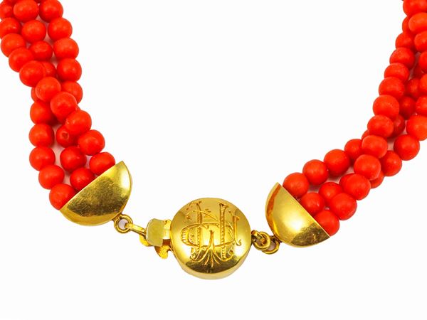 Collana tre fili di corallo rosso arancio con fermezza in oro giallo